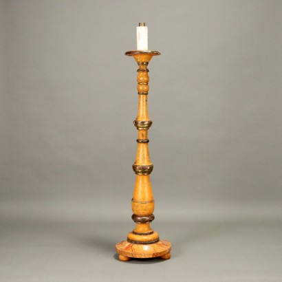 Antiker Kerzenhalter aus Lackiertem Holz des XIX Jhs