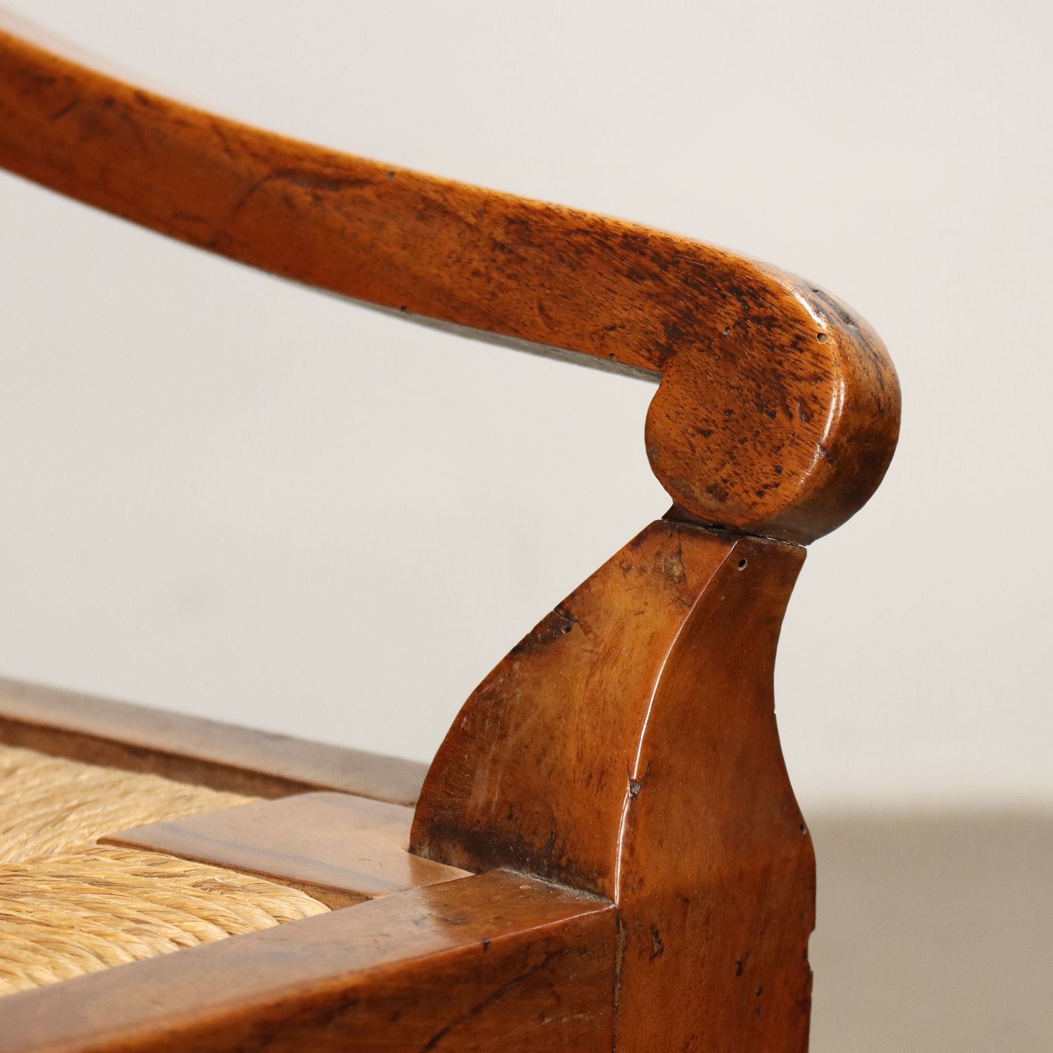 Antica poltrona dondolo con sedile in legno massello nella camera