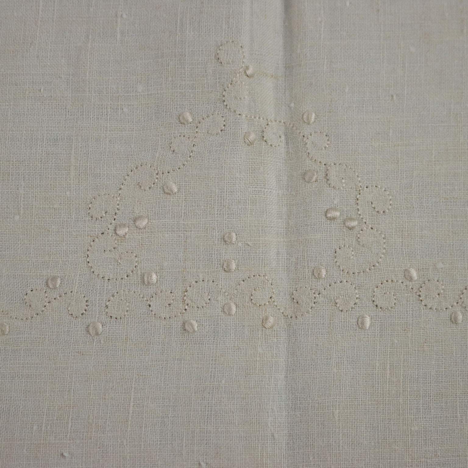 Tovaglia antica in cotone bianca, con intarsi ad uncinetto.