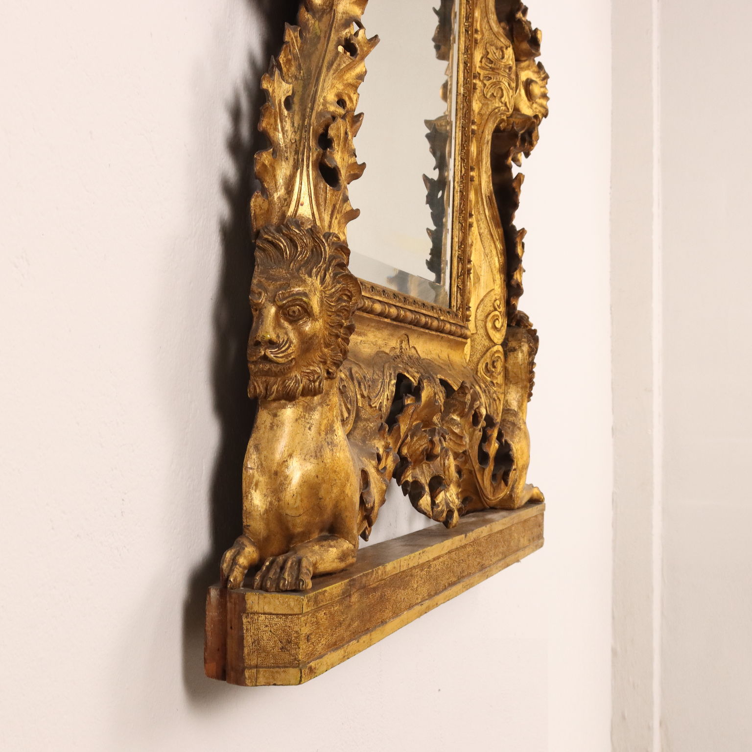 Specchiera con cornice in legno intagliato e dorato in stile barocco.  Veneto XX secolo - Auction Fine