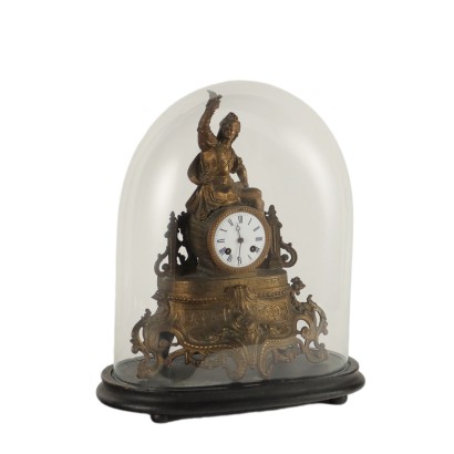 Horloge debout dans une vitrine