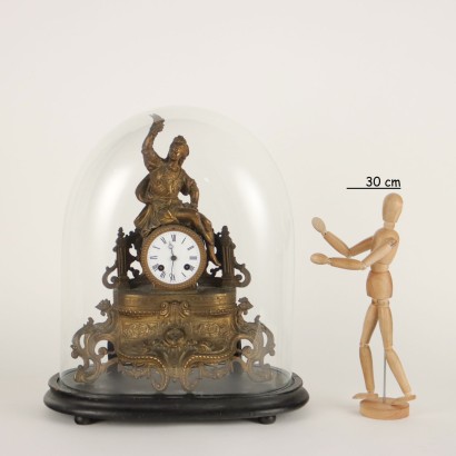 Standuhr in Vitrine