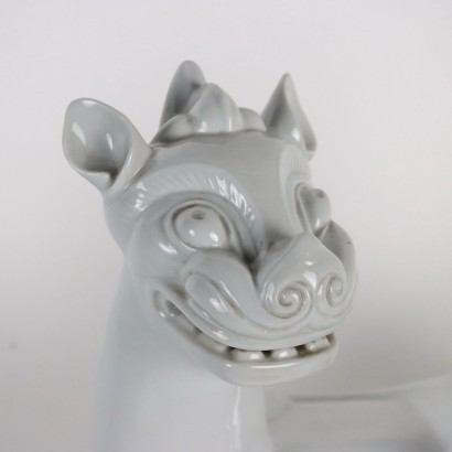 Dragón de porcelana blanca