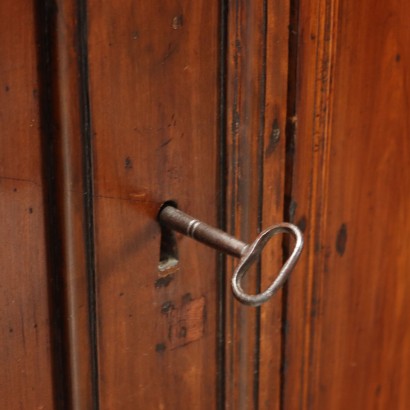 Credenza Costruita con Materiale Antico