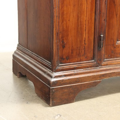 Credenza Costruita con Materiale Antico