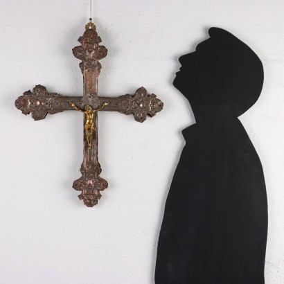 Crucifix en tôle repoussé et argent