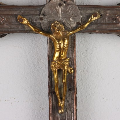 Crucifix en tôle repoussé et argent