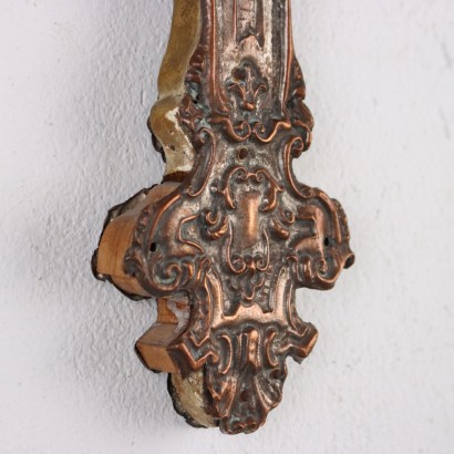 Crucifix en tôle repoussé et argent