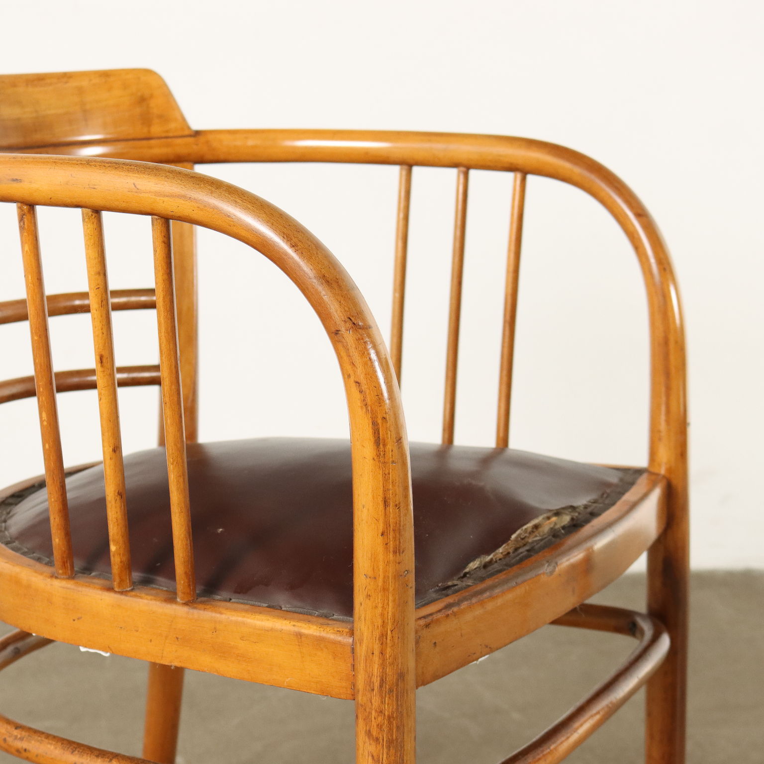 Sedia Thonet con braccioli in legno e paglia di Vienna, Austria, inizio  1900 in vendita su 1stDibs