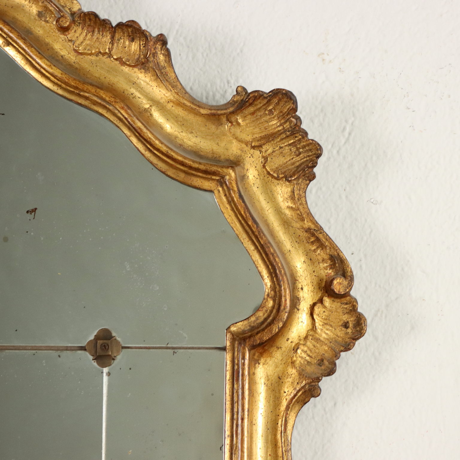 Specchio colorato in bronzo, Specchio intrinseco a motivi