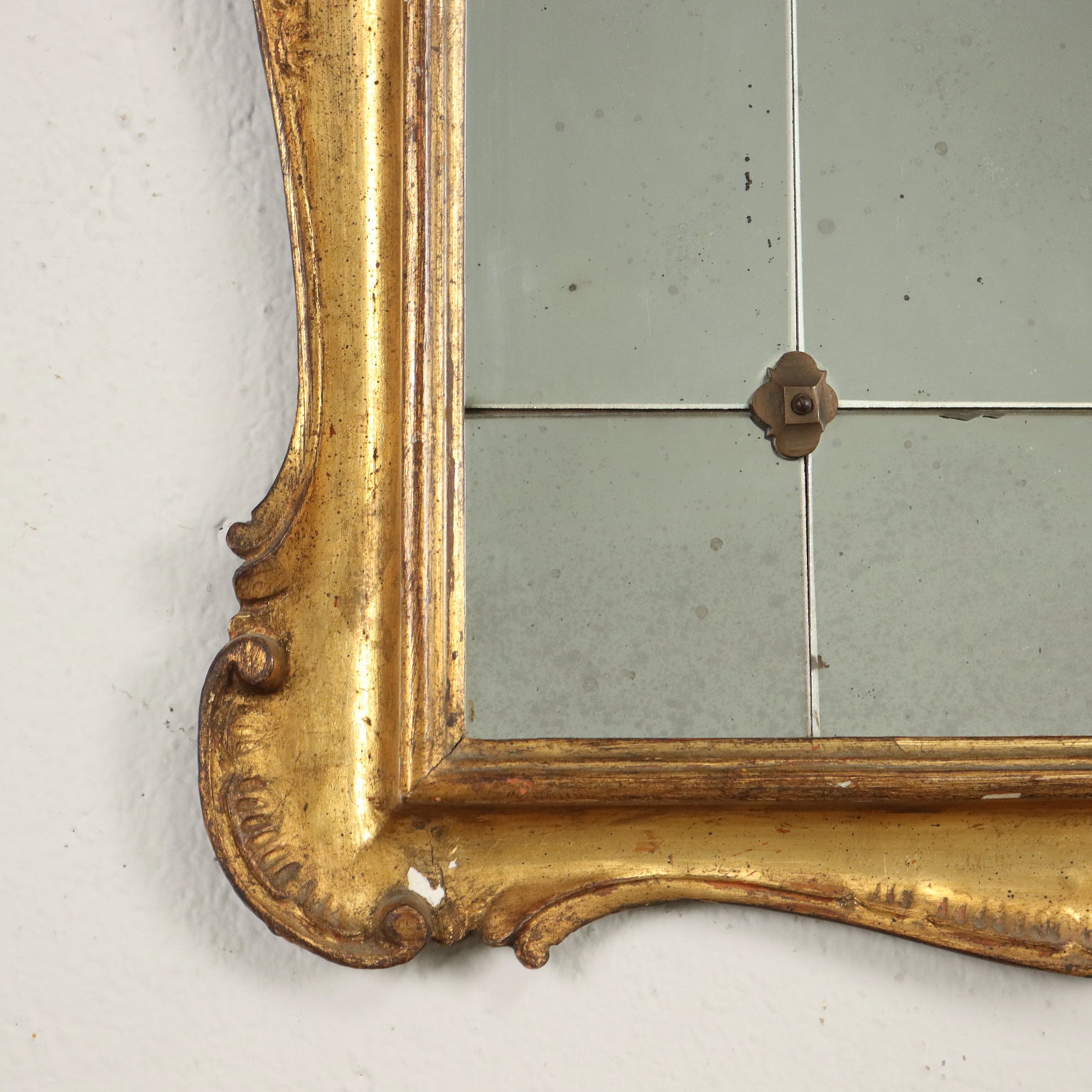 Specchio colorato in bronzo, Specchio intrinseco a motivi