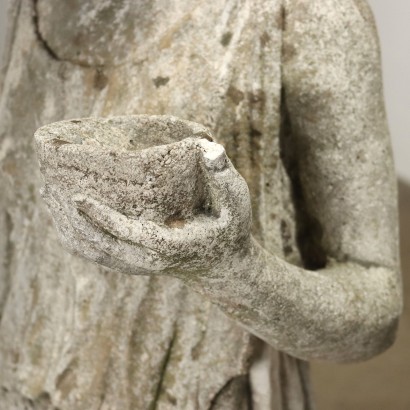 Statue de jardin représentant une figure féminine