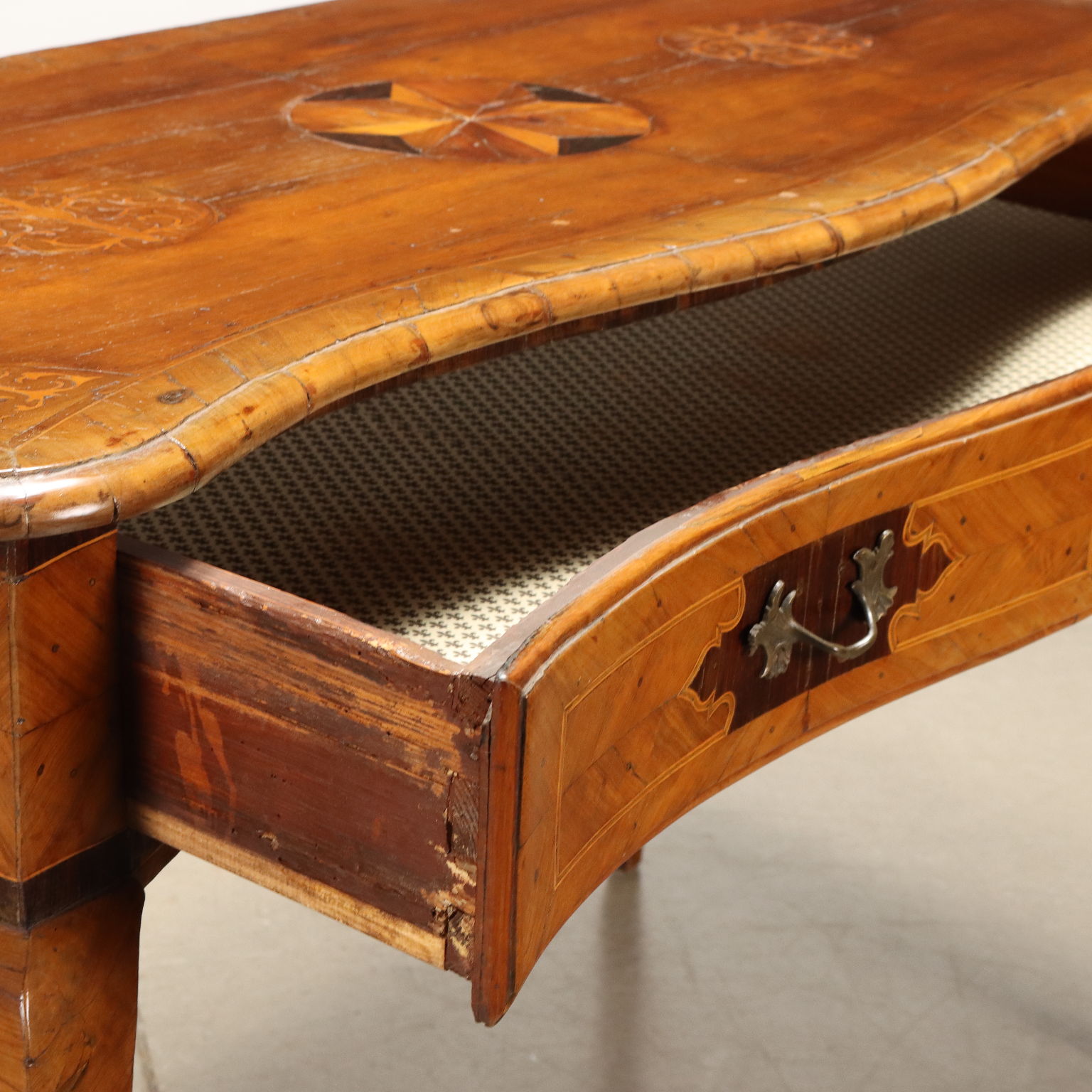 Consolle di design con piano in legno massello di castagno su struttura in  metallo