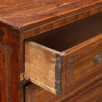 Neoclassical chest of drawers in walnut