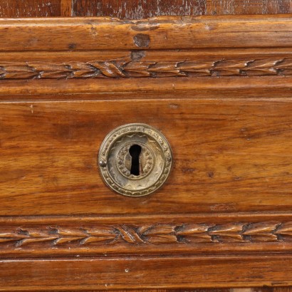 Neoclassical chest of drawers in walnut