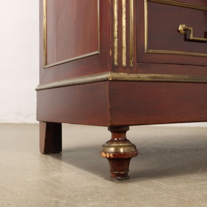 Mahogany chest of drawers