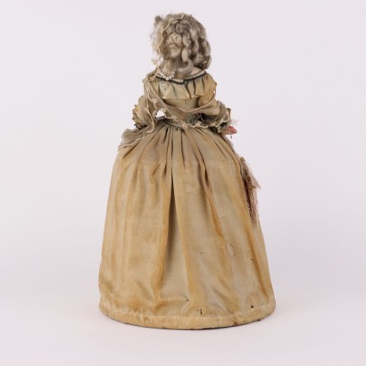 Estatua que representa a una dama del siglo XVIII.