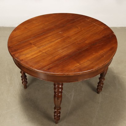 Extendable Round Table