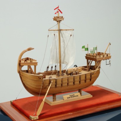 Maqueta de barco normando en vitrina.