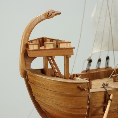 Maqueta de barco normando en vitrina.