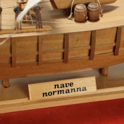 Maqueta de barco normando en vitrina.