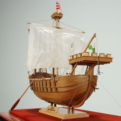 Maqueta de barco normando en vitrina.