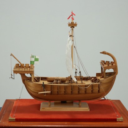 Maqueta de barco normando en vitrina.