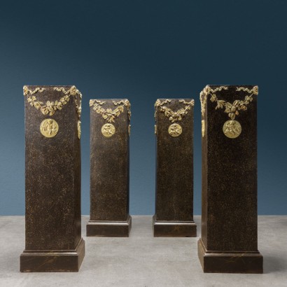 Groupe de quatre colonnes de vases néoclassiques