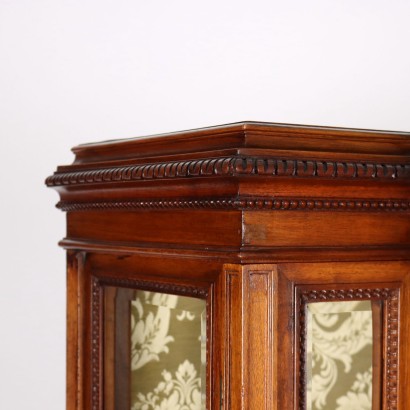 SHOWCASE, Neoclassical style showcase