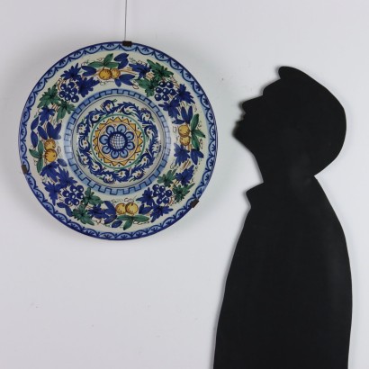 Assiette de parade en majolique polychrome