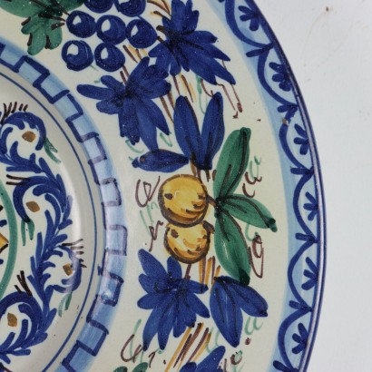 Assiette de parade en majolique polychrome