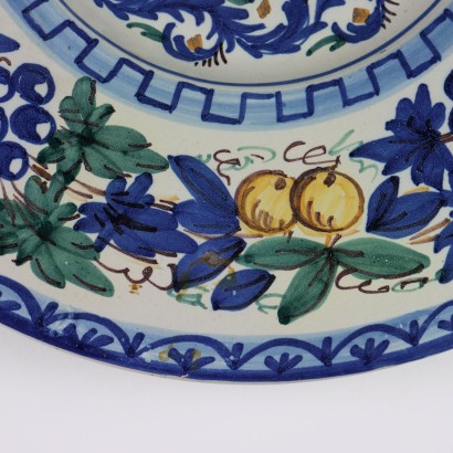 Assiette de parade en majolique polychrome