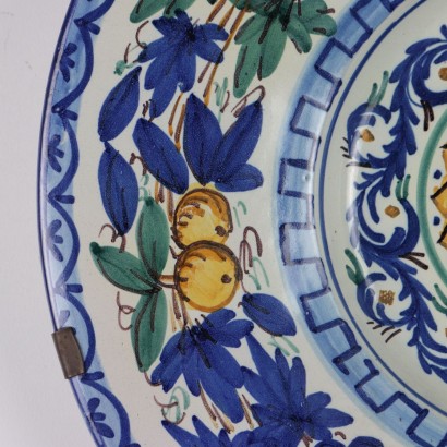 Assiette de parade en majolique polychrome