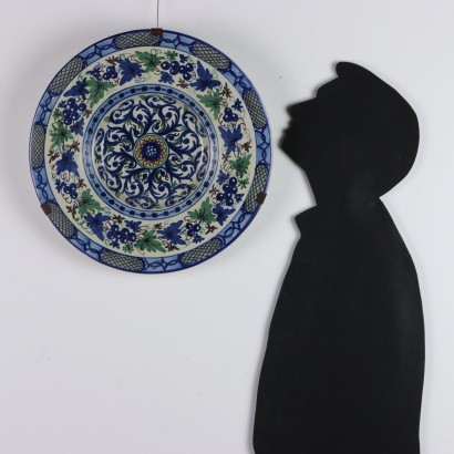 Assiette de parade en majolique polychrome