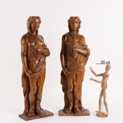 Par de figuras femeninas de madera en