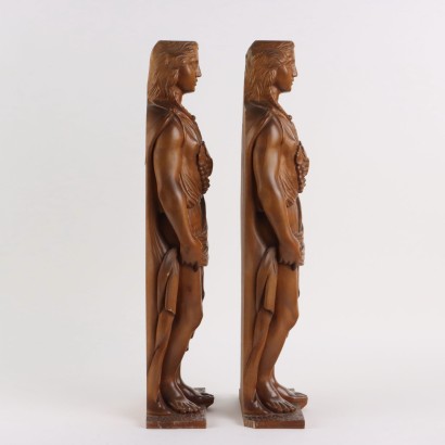 Paire de figures féminines en bois