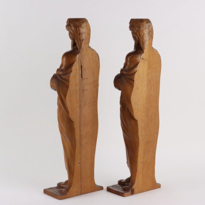 Coppia di Figure Femminili in Legno In