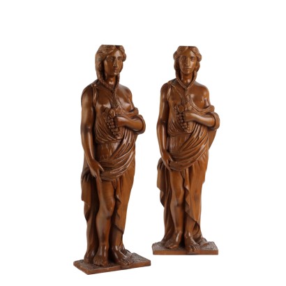 Par de figuras femeninas de madera tallada