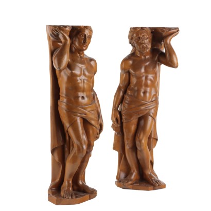 Paire de personnages masculins en bois sculpté