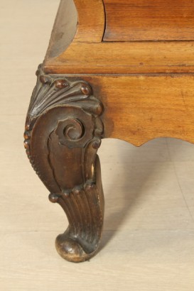 Commode avec miroir, conduit sur le pied avant déplacé, sculpté les pieds, deux portes, 6 tiroirs, dessus de marbre, en forme de miroir biseautée miroir sculpté instruments ébonisés