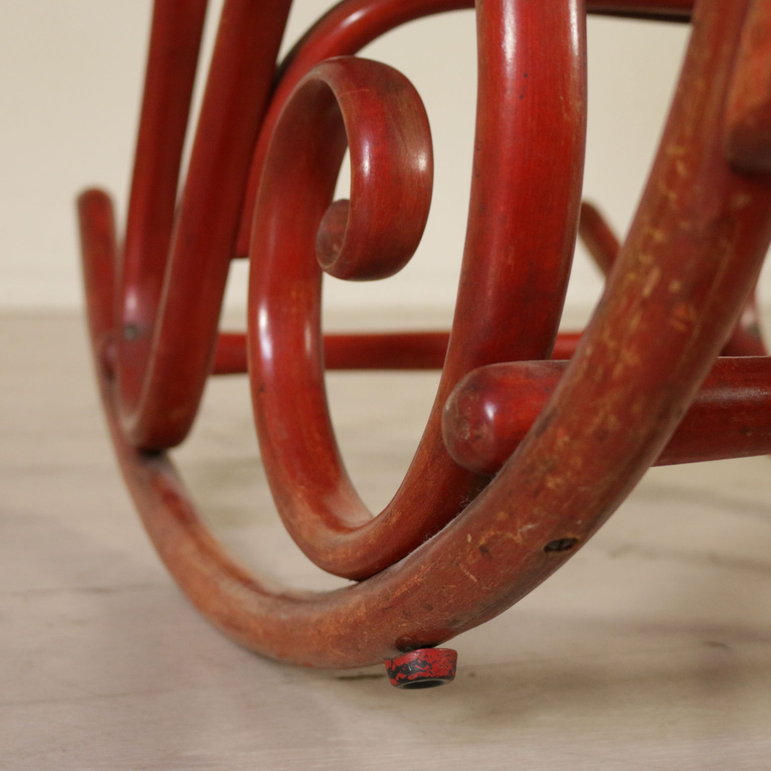 Sedia a dondolo Art Nouveau in legno di faggio curvato di Michael Thonet in  vendita su Pamono