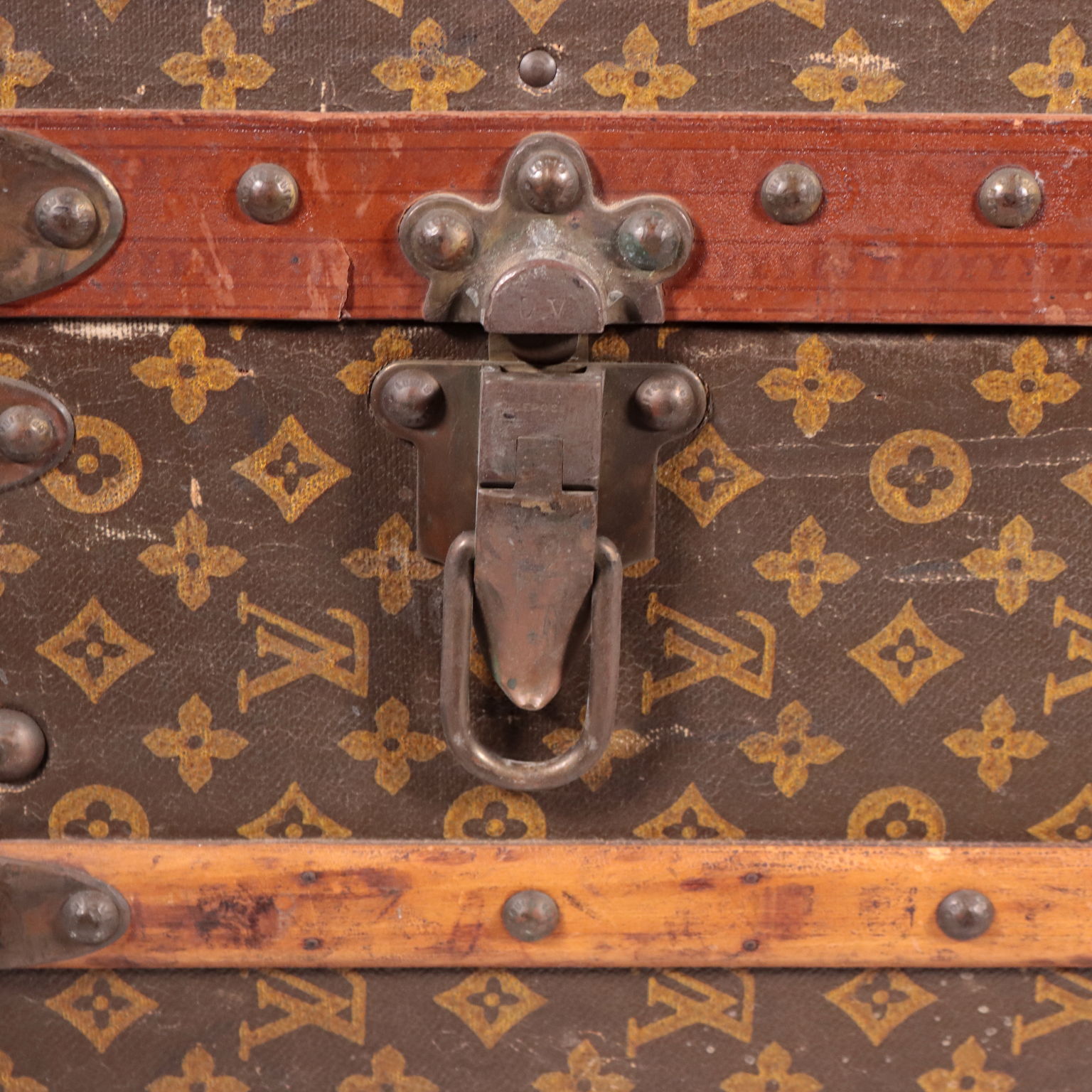 Baule con monogramma di Louis Vuitton, anni '40 in vendita su Pamono