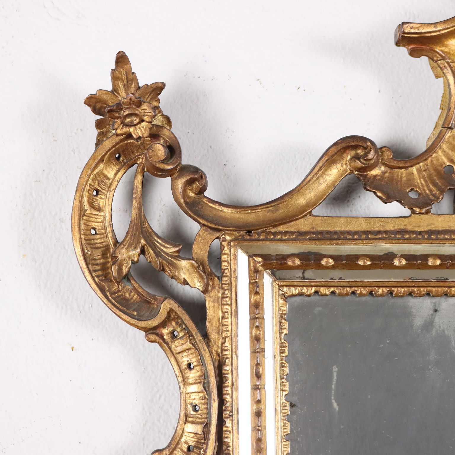 Specchio da parete o da terra grande antico dorato in vendita su Pamono