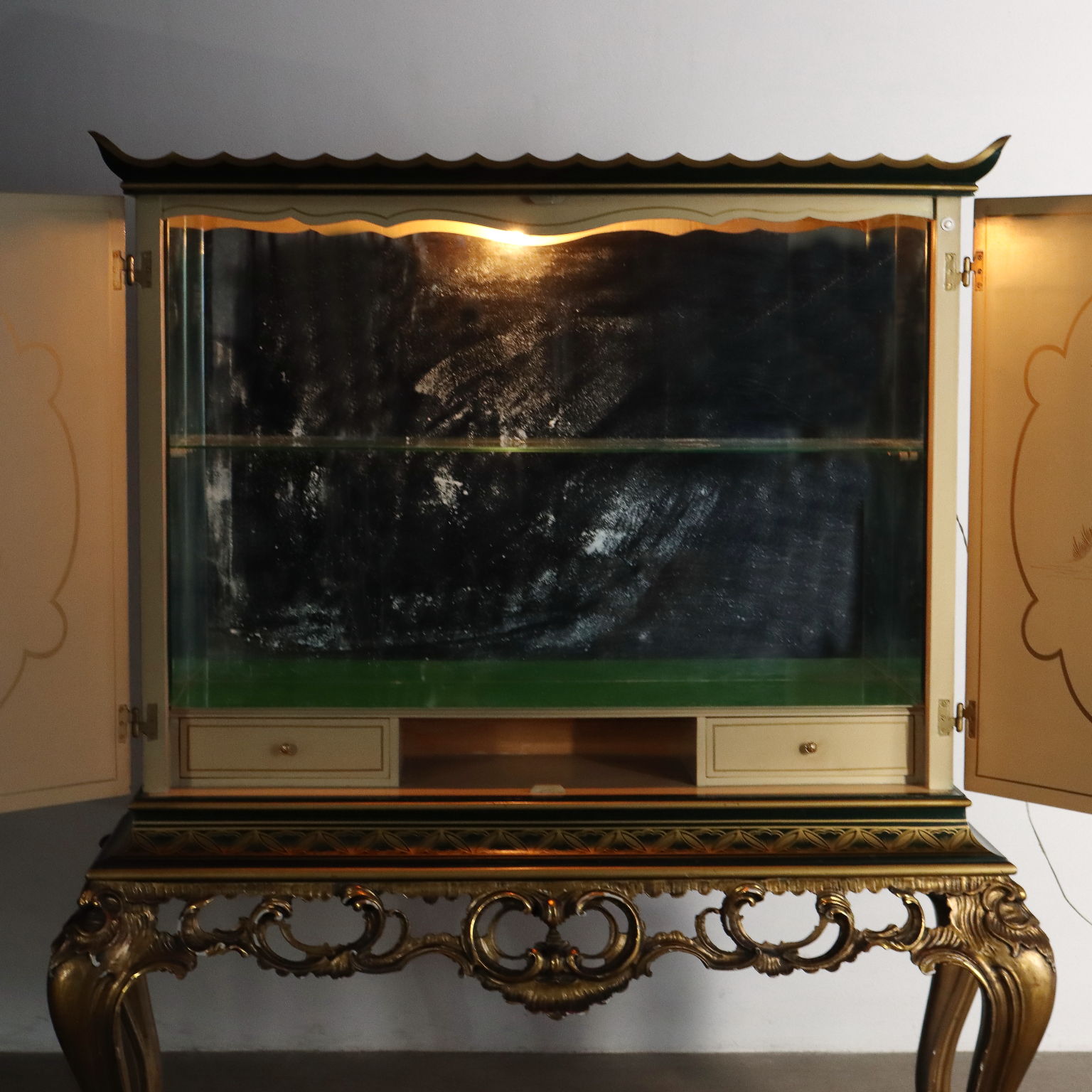 Antiker Bar Möbel im Chinoiserie Stil Lackiertes Holz des XX Jhs