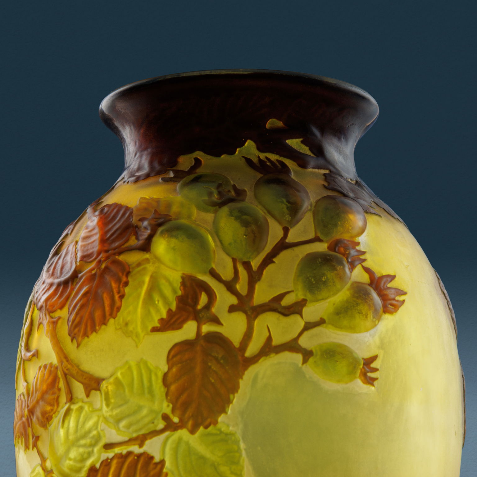 Antiker Gallé Soufflé Vase mit Hundsrose aus Glas 1925