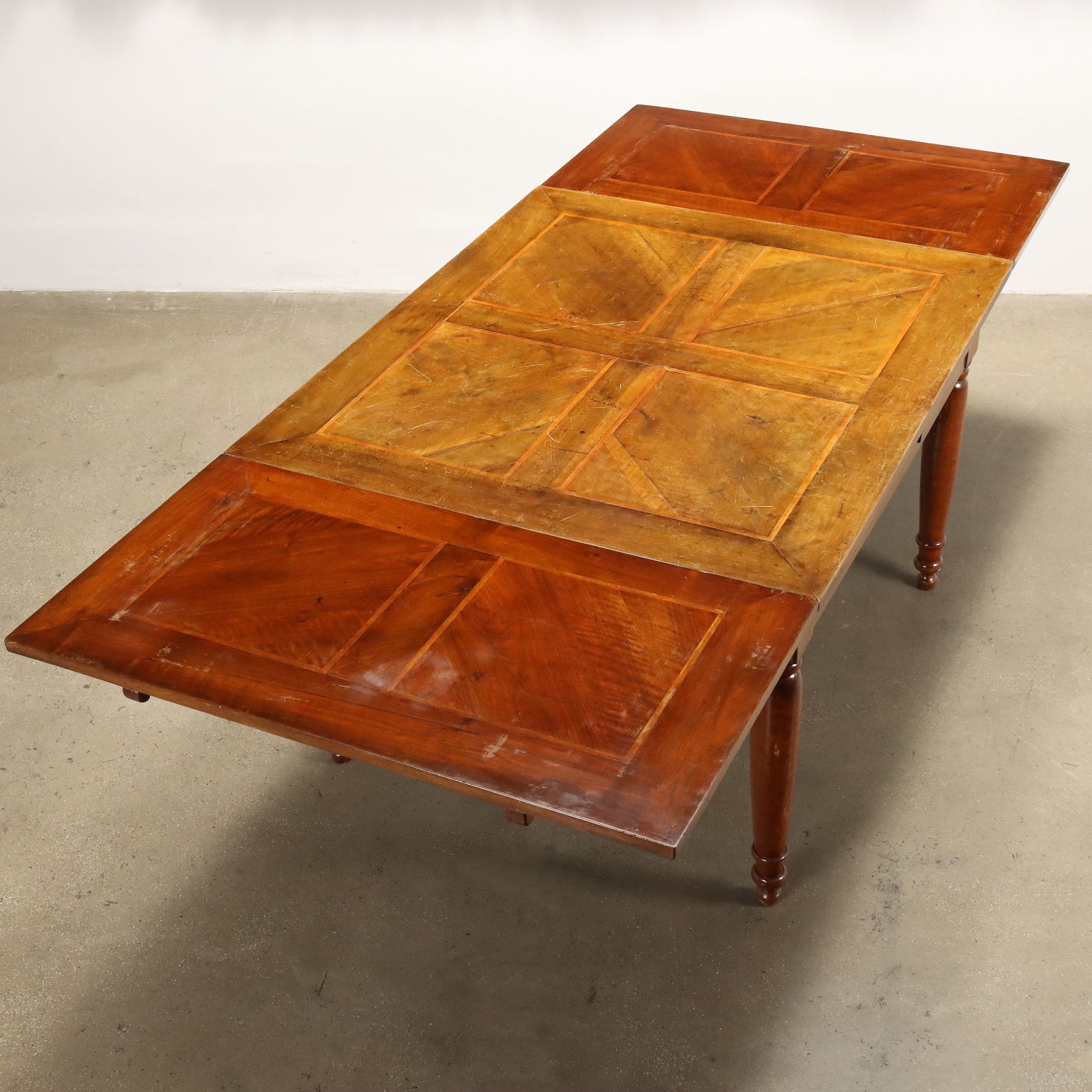 Antiker Ausziehbarer Tisch aus Kirschholz Italien des XIX Jhs