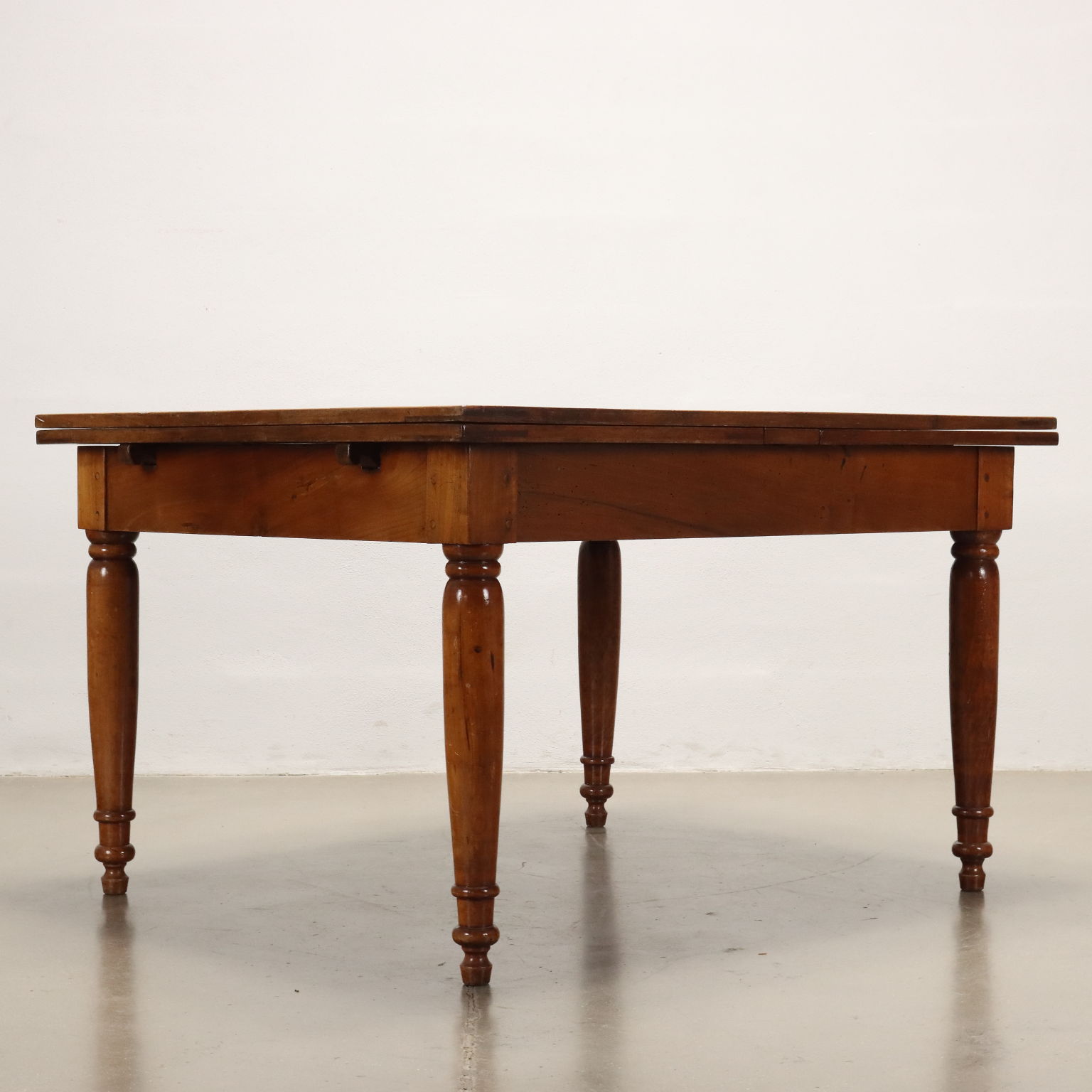 Antiker Ausziehbarer Tisch aus Kirschholz Italien des XIX Jhs