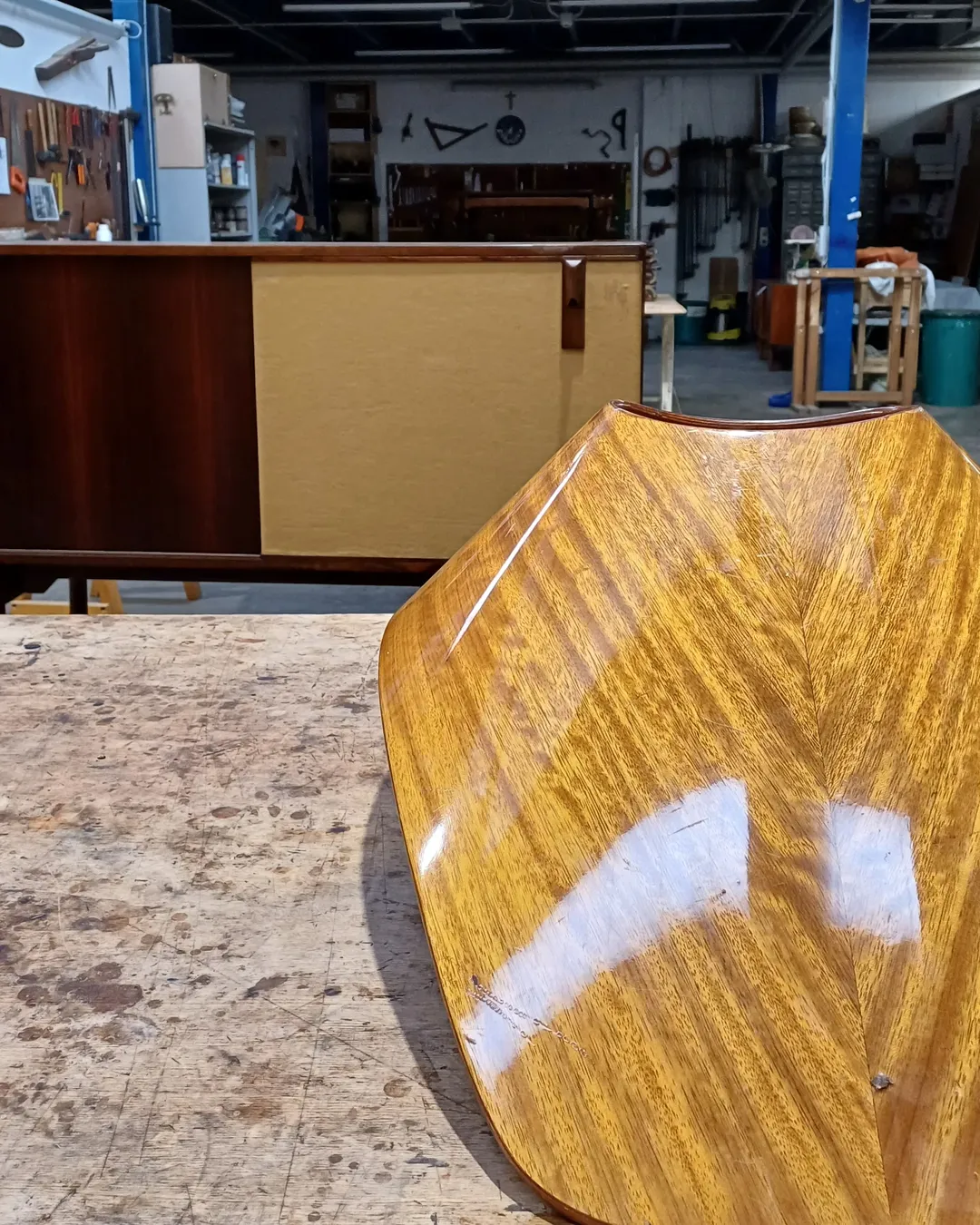 restauro mobili di modernariato di mano in mano