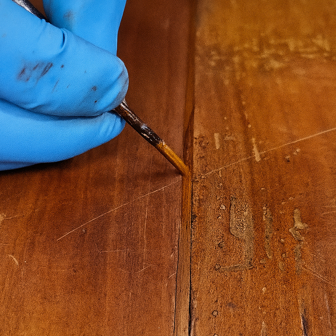 dettagli di restauro di un mobile antico di mano in mano